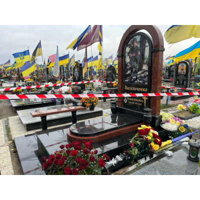 Пам'ятник для військового з колонами